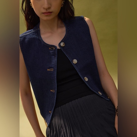 NWT Love, Bonito Relaxed Denim Round Neck Button Down Vest Top in Indigo - Picture 3 of 12